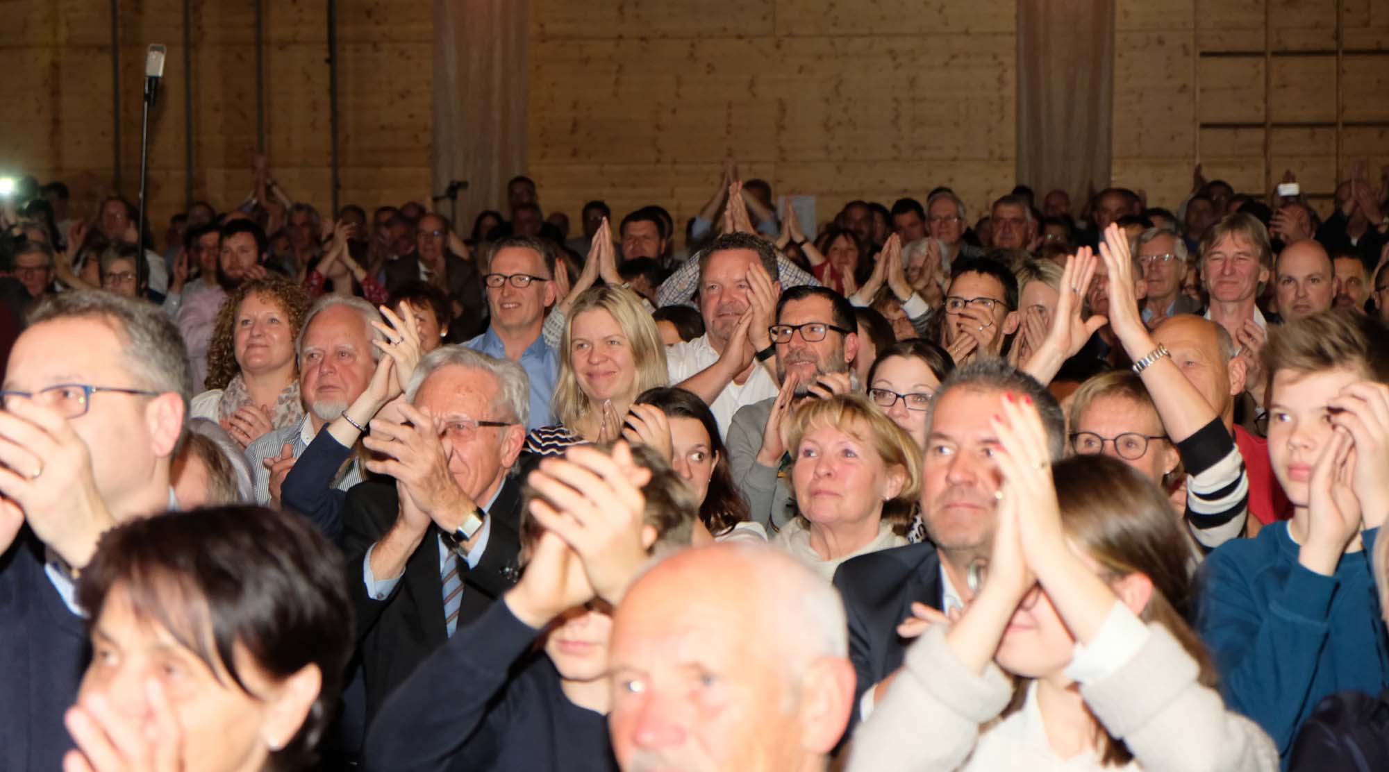 2019-4-8-BI-vo-Frühjahrskonzert Blasorchester- Mitklatschen-DSCF6551