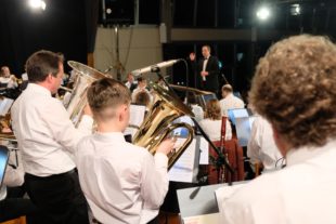 2019-4-8-BI-vo-Frühjahrskonzert Blasorchester- y-Ochester von hinten DSCF6424 DSCF6425