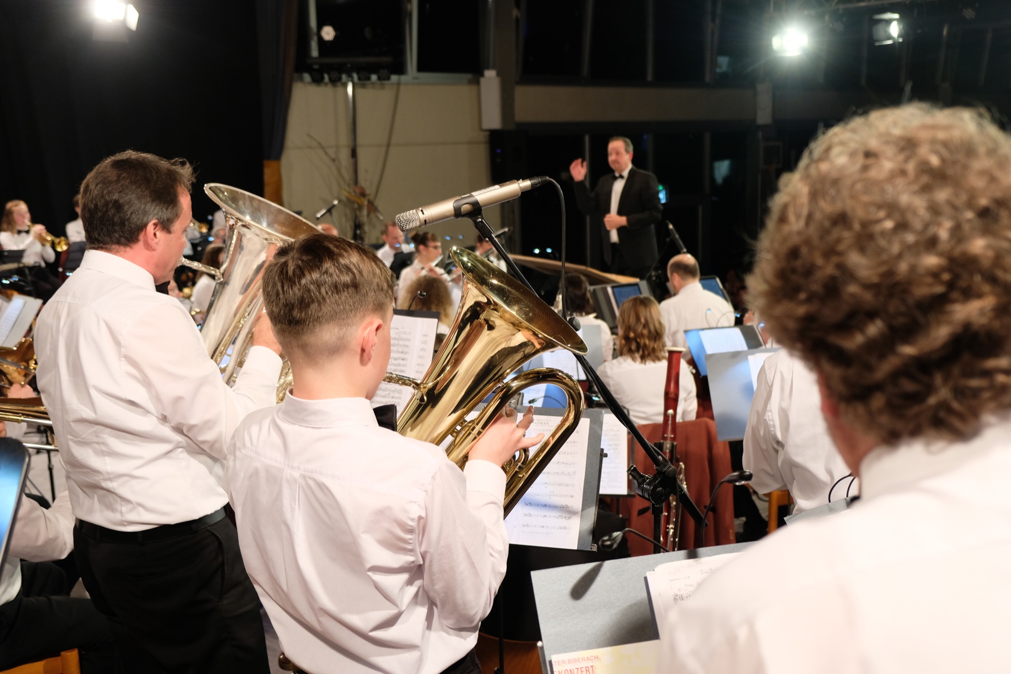 2019-4-8-BI-vo-Frühjahrskonzert Blasorchester- y-Ochester von hinten DSCF6424 DSCF6425