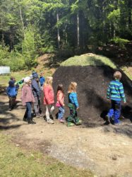 Kinder am Nordracher Kohlenmeiler