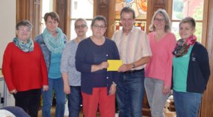 Frauengemeinschaft übergibt Spende an Sozialstation St. Raphael