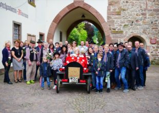 Homberle der Fasendgemeinschaft Städtle im »Hochzeits-Spalier-Marathon«