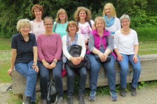 Junge Frauengruppe wandert durch die Natur am Kaiserstuhl