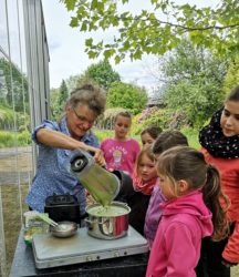 Wildpflanzenküche für Kinder