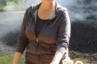 2019-6-14-NO-bia-Holzkohle-Andrea Farion Haas vor Meiler