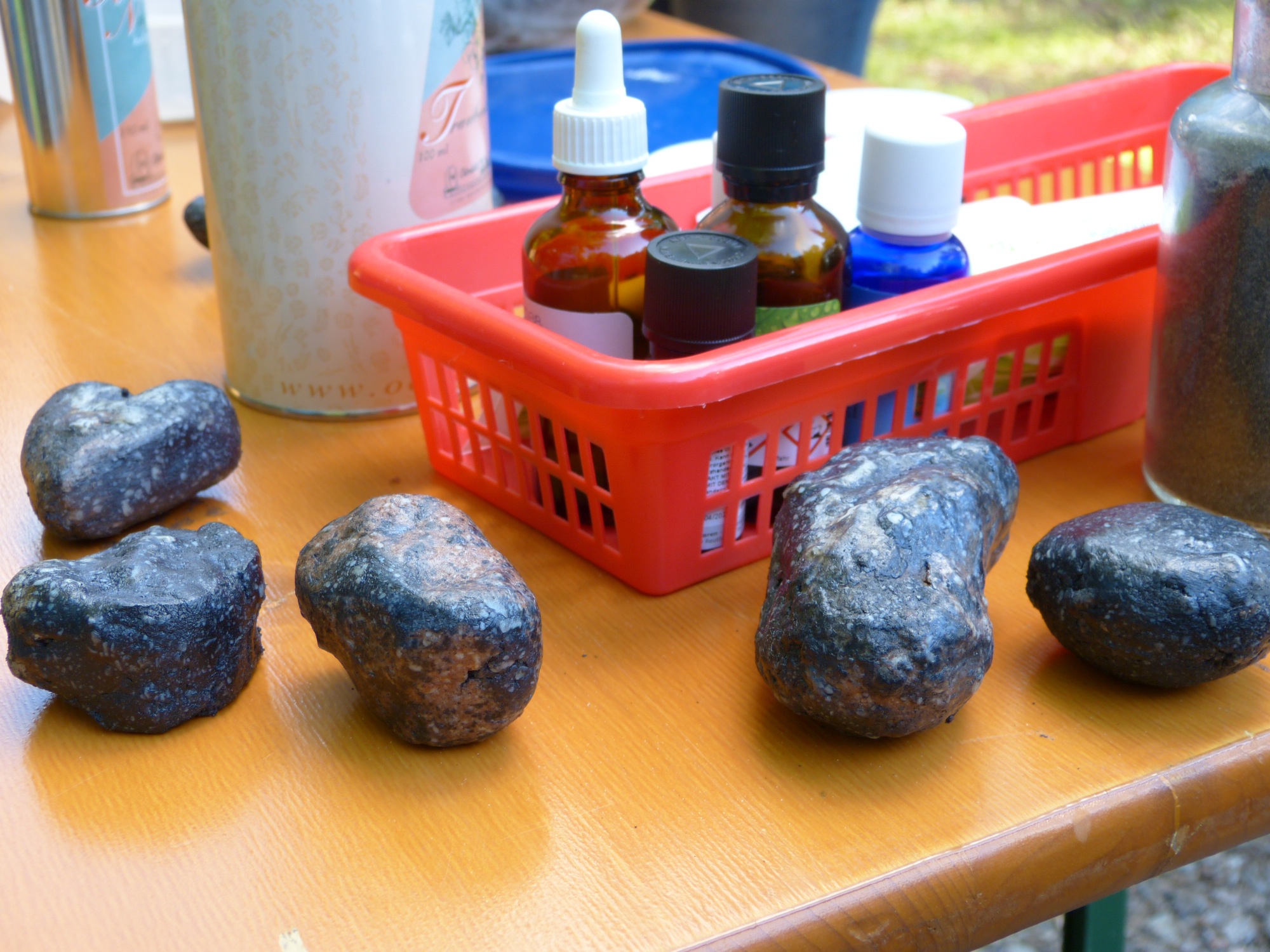 2019-6-14-NO-bia-Holzkohle-Kohleseifen-wie Steine