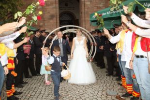 Spalier für Gabriele Lehmann und Sebastian Haaser