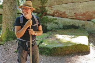 2019-6-5-OH-Tourist-Info-Natur erleben für Singles ab 50-Schwarzwald-Guide Xaver Weber an der Heidenkirche