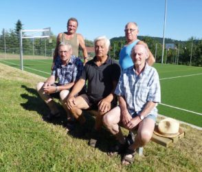 Wandergruppe spendet Sitzbankgruppe für Tribüne am Bolzplatz