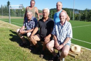 2019-7-1-ZE-UE-Wandergruppe Unterentersbach-Sitzbank am Bolzplatz-P1020109