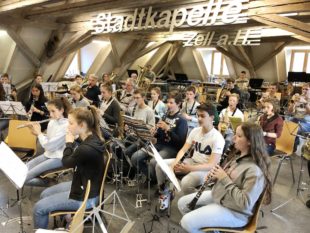 Jugendorchester ZEH: Hock im Schwimmbad