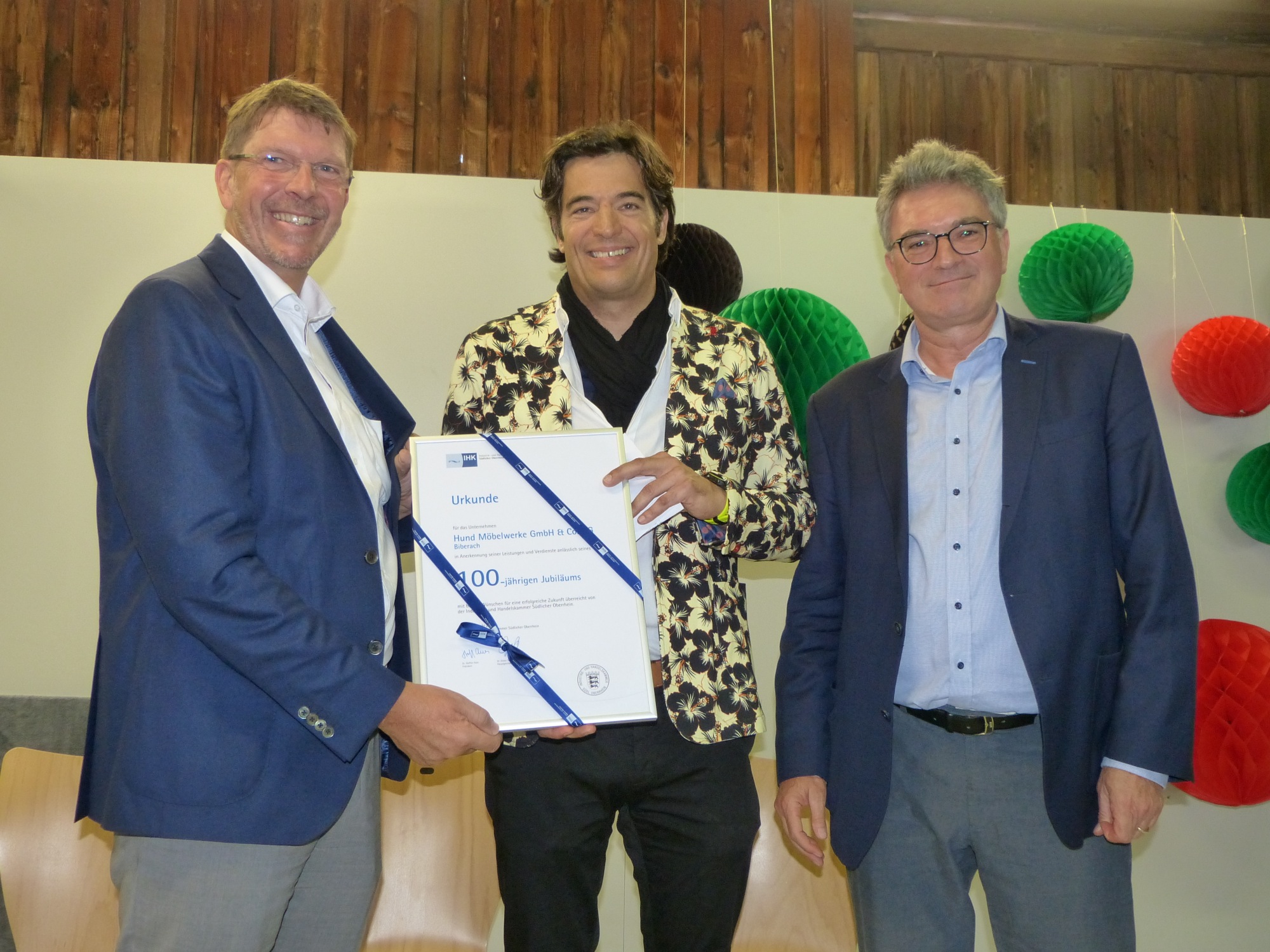 2019-7-15-Biberach-Hund Möbelwerke-Jubiläum-100 Jahre-Foto Inkla Kleinke-Bialy-IHK-Urkunde