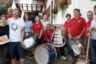 2019-7-24-ZE-UH-Storch für Samuel-Bürgerwehr Unterharmersbach gratuliert-20190719_200633