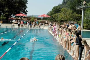Schwimmbecken statt Klassenzimmer