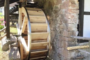 2019-7-3-NO-Maile-Gießler-Mühler-Neues Mühlrad-Foto Touristen-Info Nordrach-IMG_4801