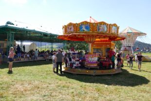 2019-7-31-ZE-UE-Zeltplatz mit Kinderkarussel