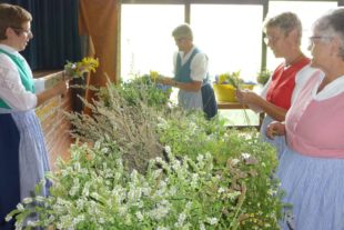 2019-8-16-NO-ak-Kräuterbüschelbinden P1020136