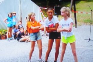 2019-8-16-ZE-UE-Ines Kollmer-Stadtranderholung -Amelie,Emilia, Ronja beim Tanz