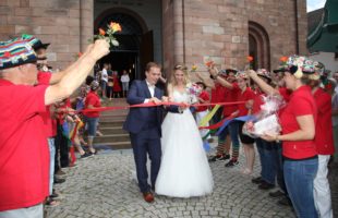 Frisch vermähltes Brautpaar beweist Stehvermögen bei Gratulationsrunde