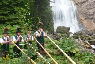 2019-9-2-NO-DAV-Ammergauer Alpen Alphornbläser vor dem Wasserfall
