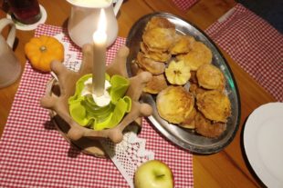 2019-9-20-OH-jil-Apfelmostwochen Gaumenfreuden wie Apfelküchle mit Vanillesoße werden in den Gaststätten gereicht