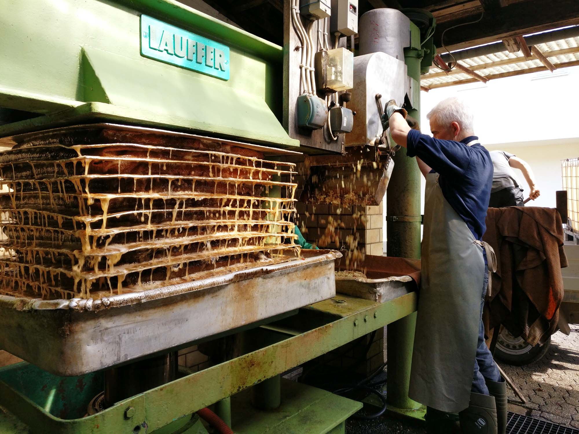 2019-9-20-OH-jil-Apfelmostwochen In der Schau-Mosterei von Heinz Haubold kann auch mal ein Gläschen Apfelsaft oder Most probiert werden.
