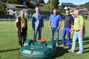 Ein Roboter mäht jetzt den Rasen