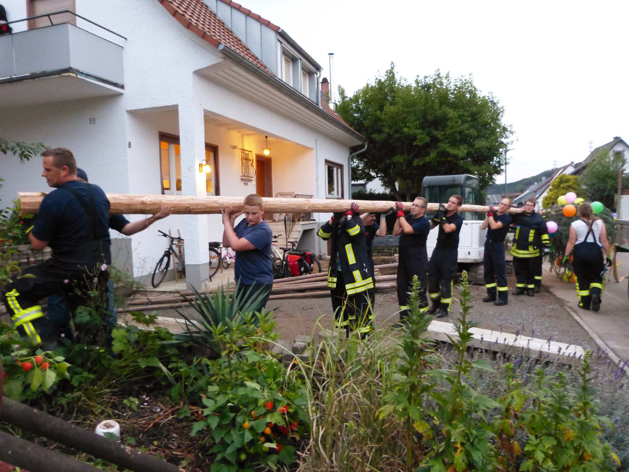 2019-9-25-ZE-UH-bia-Ortsvorsteher Schütze-Maibaum-u-Baumtragen