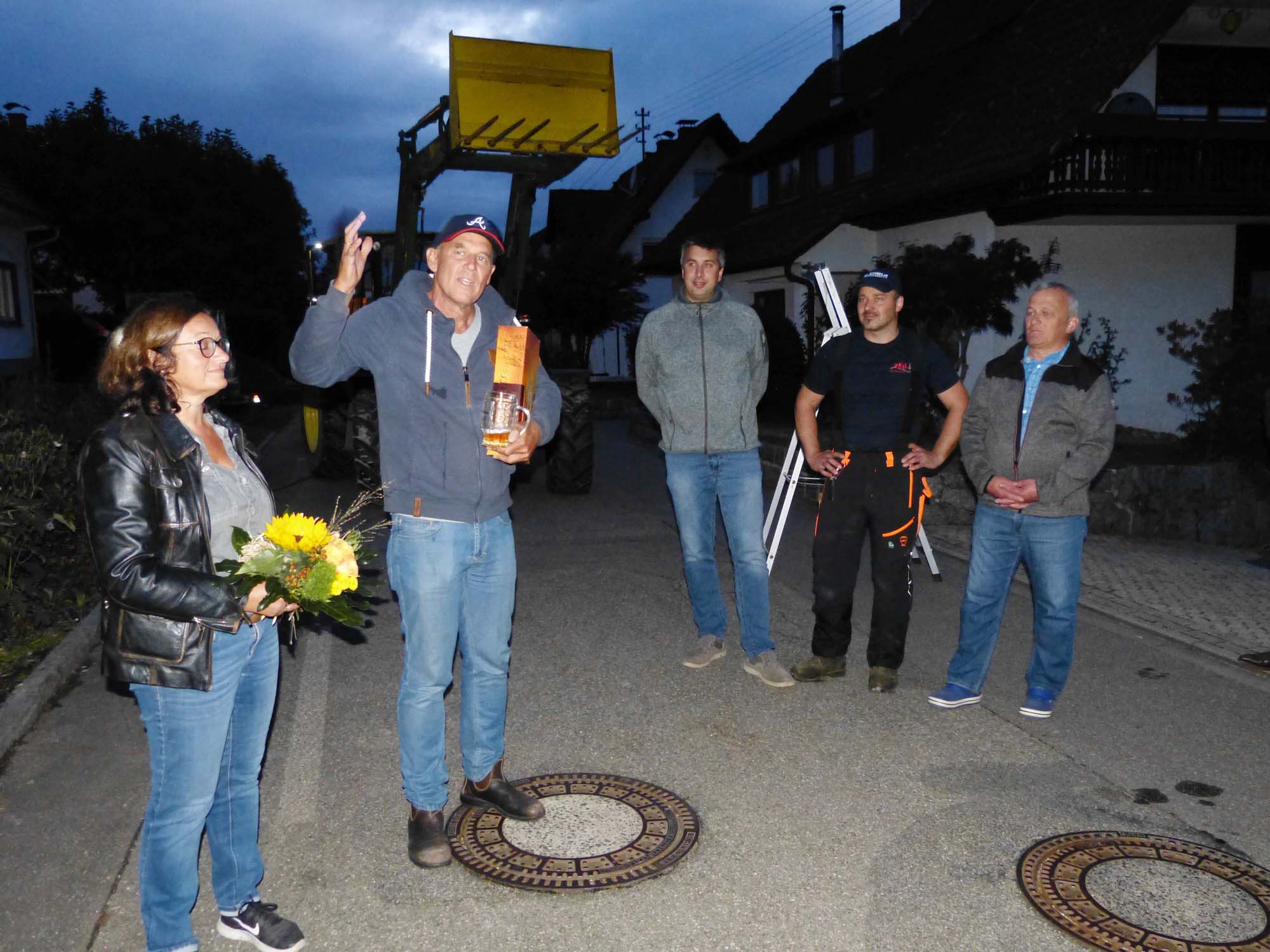 2019-9-25-ZE-UH-bia-Ortsvorsteher Schütze-Maibaum-u-Ehepaar Schütze Isenmann Heitzmann