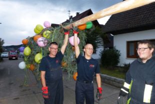 2019-9-25-ZE-UH-bia-Ortsvorsteher Schütze-Maibaum-u-Wipfel halten