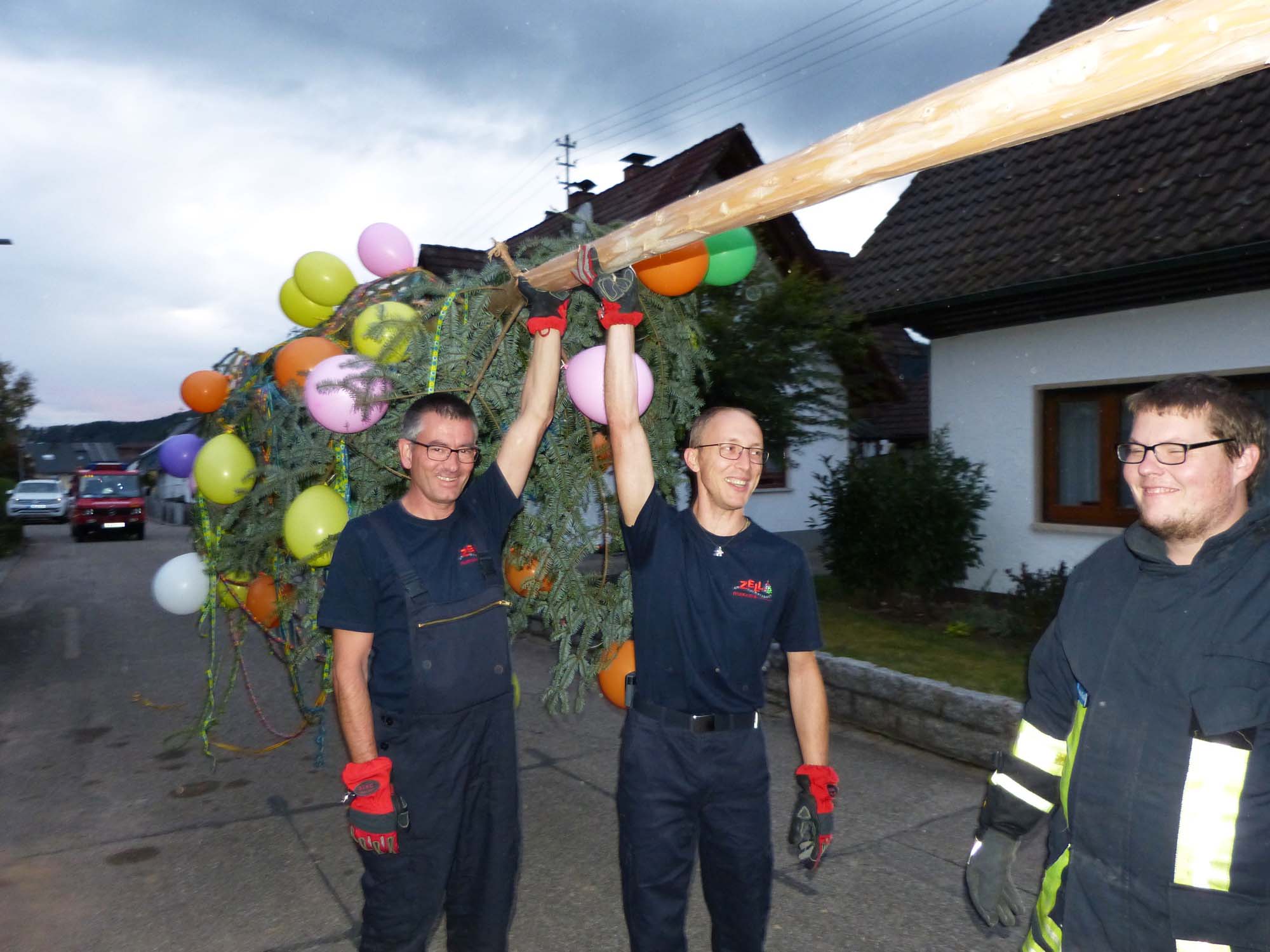 2019-9-25-ZE-UH-bia-Ortsvorsteher Schütze-Maibaum-u-Wipfel halten