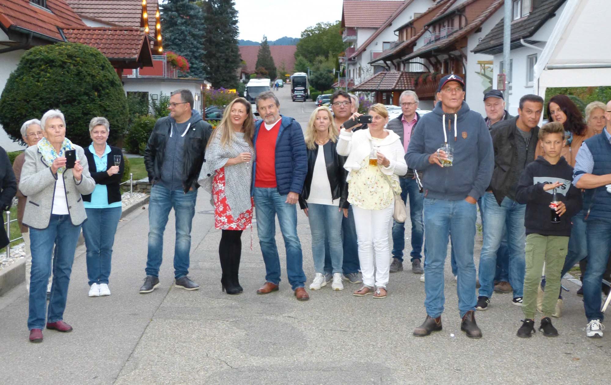 2019-9-25-ZE-UH-bia-Ortsvorsteher Schütze-Maibaum-u-Zuschauer