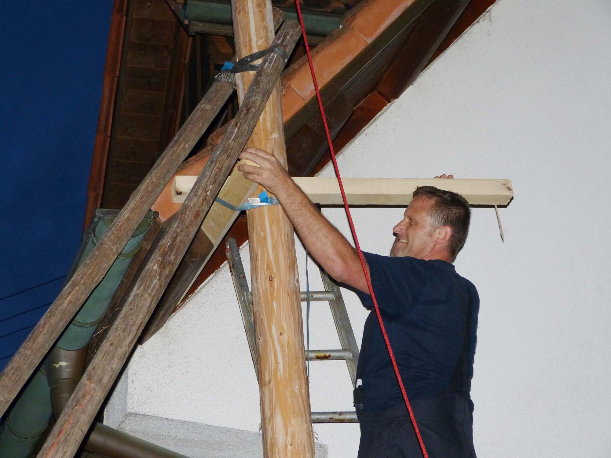 2019-9-25-ZE-UH-bia-Ortsvorsteher Schütze-Maibaum-u-befestigen