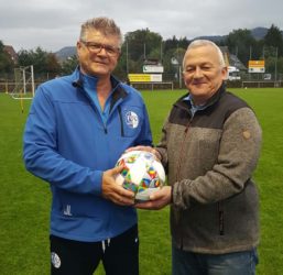 FVU-Boss Dieter Heitzmann spendet den Derby-Spielball
