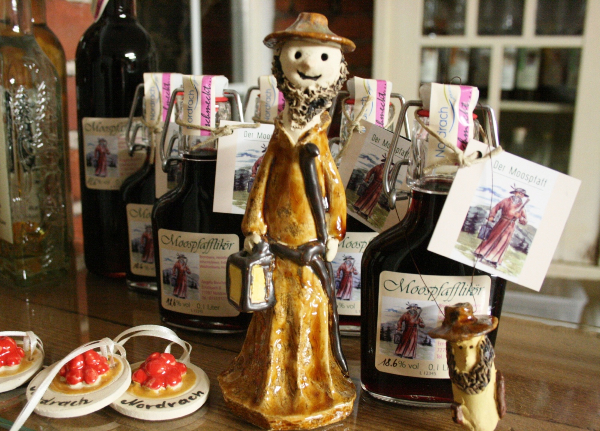 Moospfaffmonat_Von der Beere bis zum Likör_ Moospfafflikör mit Tonfigur