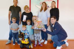 2019-10-1-BI-Fliegerkiste Spendenuebergabe_Karl_Knauer_Azubis