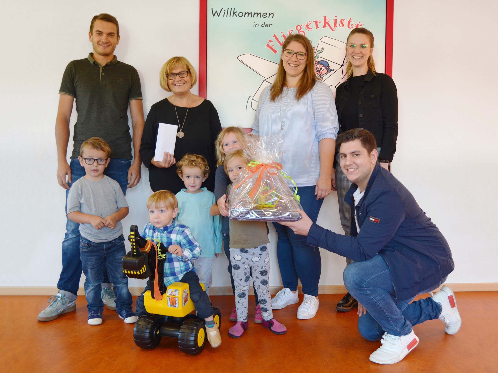 2019-10-1-BI-Fliegerkiste Spendenuebergabe_Karl_Knauer_Azubis