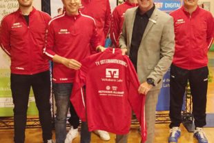 2019-10-11-ZE-UH-Mathias Hug-Volksbank-Spende-neue Trainingsanzüge Tischtennis UH-IMG_1745