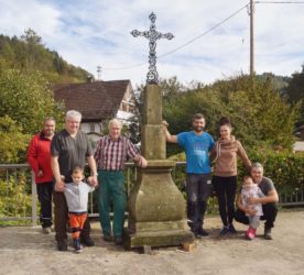 In Gemeinschaftsaktion Kreuz im Oberdorf wieder aufgerichtet