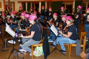 2019-10-25-NO-bia-Gitarrenverein-spielen schnippen