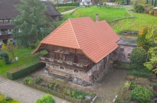 Das Dach des historischen Speichers ist nun fertig gestellt