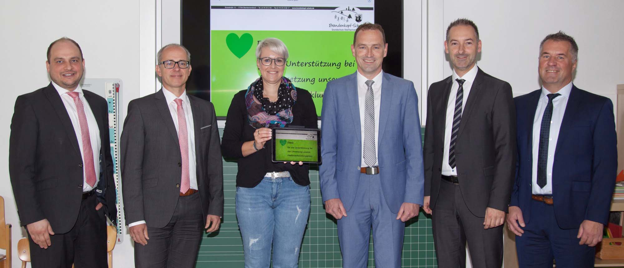 2019-10-9-OH-kal-Sparkassen-Spende für Schülertablets-vkIMG_0268b