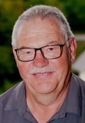 Naturfotograf Helmut Krannich schaut der Vogelwelt auf den Schnabel