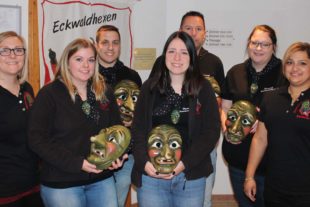 2019-11-22-ZE-UH-hpw-Eckwaldhexen 04_Maskenübergabe nach Probejahr