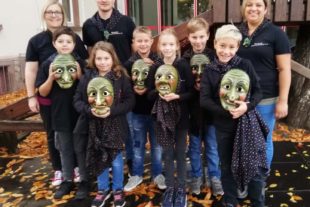 2019-11-22-ZE-UH-hpw-Eckwaldhexen 05_Maskenübergabe Kinder