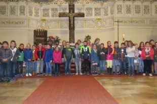 44 Kinder auf dem Weg zum Weißen Sonntag