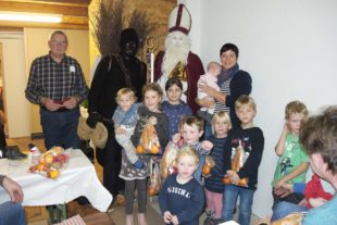 Nach der Laternenwanderung lockte man den Nikolaus herbei