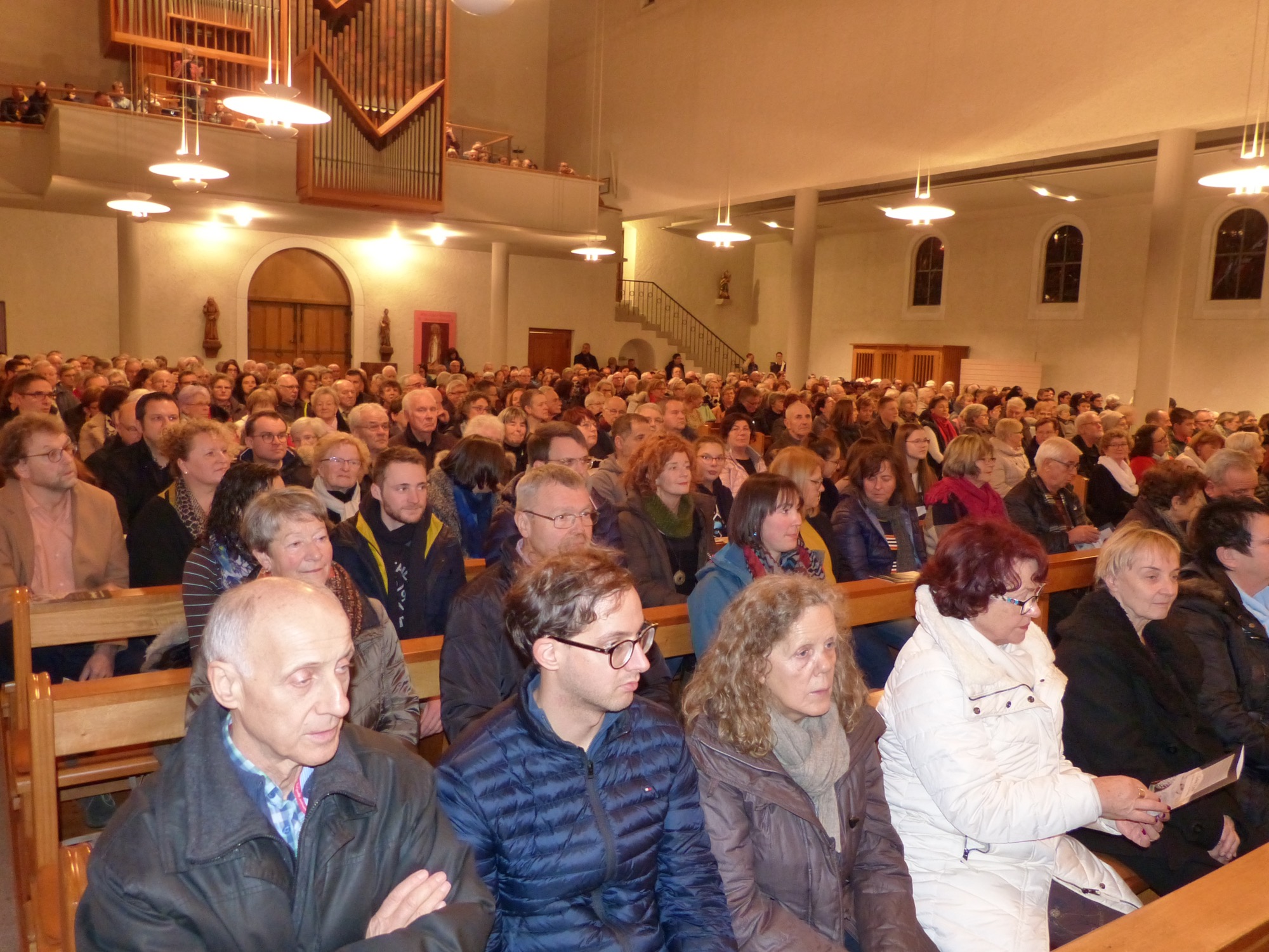 2019-12-16-BI-bia-Blasorchester-Adventskonzert-u-volles Haus