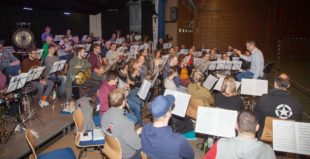 Premiere beim Weihnachtskonzert für Dirigent Rüdiger Müller