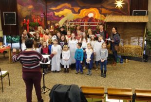 Proben für das Weihnachtsmusical in der evangelischen Kirche